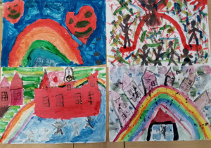 Zdjęcie przedstawia cztery prace malarskie uczniów, pierwsza na górze po lewej to tęcza na niebieskim tle po jej obu stronach znajdują się uśmiechnięte czerwone serca, druga na górze po prawej to czerwony łuk na dynamicznym tle, przeplatają się w nim postacie ludzkie wykonane czarnym konturem i kolorowe plamy. Praca poniżej to: tęcza okrywająca dom, na niej stoją kolejne mniejsze kolorowe domki. Najniżej po lewej praca przedstawia Zamek Królewski w Warszawie, mocno czerwony, przed nim delikatne postacie ludzkie a w tle tęcza.